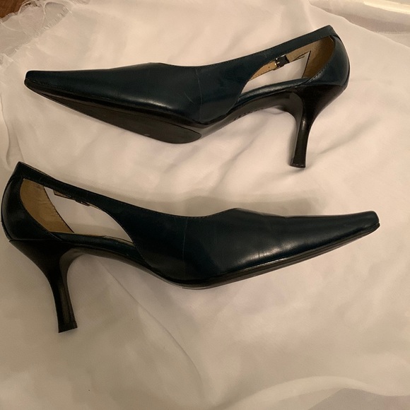Liz Claiborne Green Flex Classic Cut-out Sides Pointed Toe Heels. 10M - Picture 10 of 15